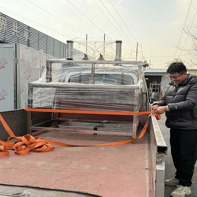 迪生機(jī)械——濰坊老板訂購的雙聯(lián)壓榨機(jī)發(fā)走